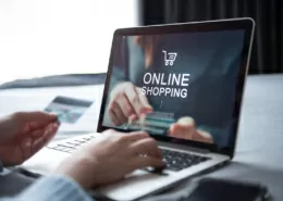 Man bezahlt online mit Kreditkarte