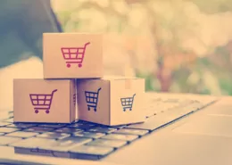 Kleine Kisten mit den Einkaufswagen stehen auf dem Laptop