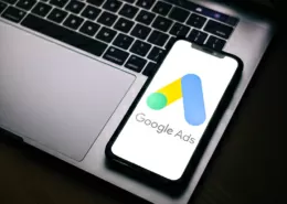 Handy liegt auf dem Laptop