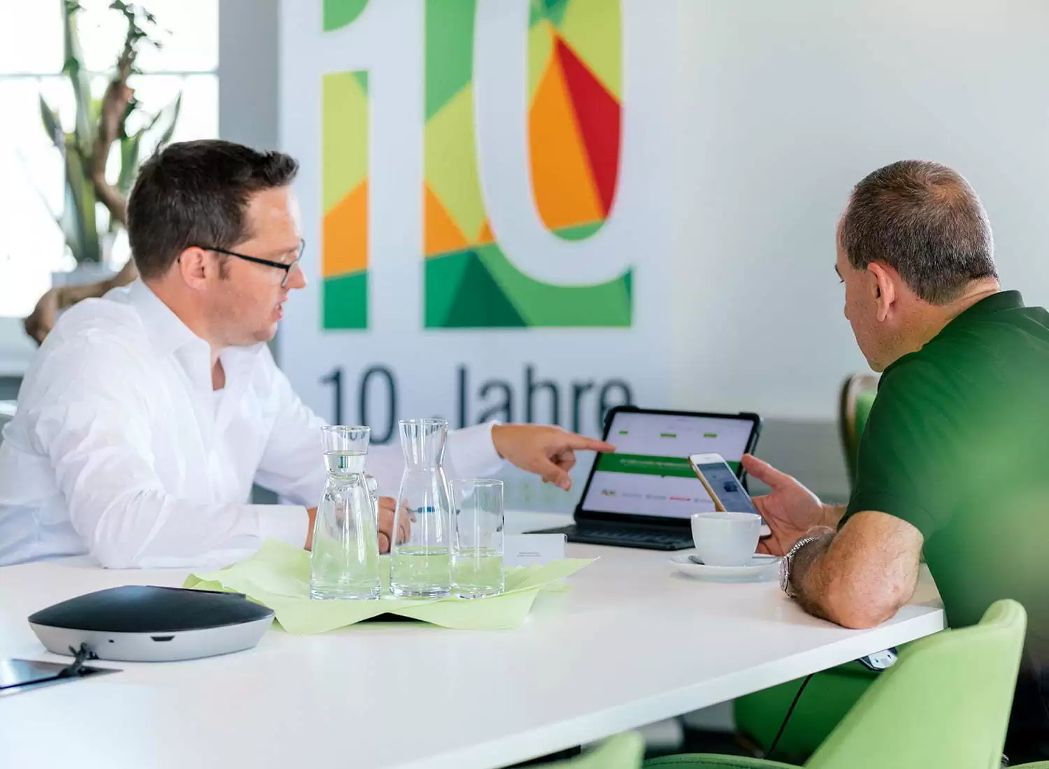 Kundengewinnung, -führung & -bindung mit Adobe Commerce-Agentur Ein Mitarbeiter zeigt einem Kunden die Möglichkeiten mit Adobe Commerce