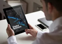 Mann arbeitet mit der Tablette