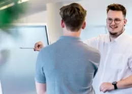 Mitarbeiter der Relaunch Agentur analysieren einen Internetauftritt.