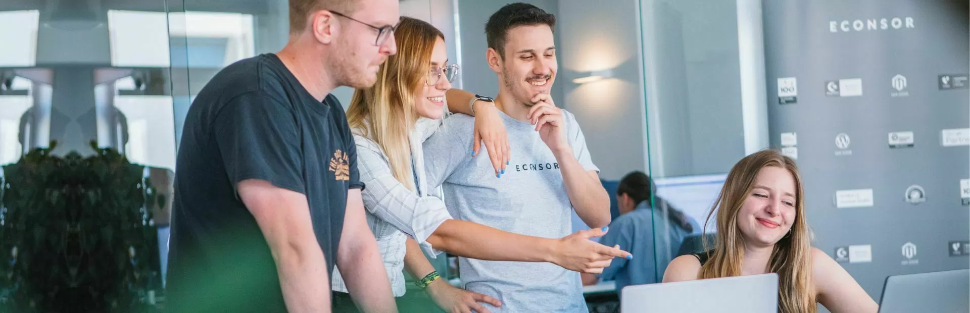 Agentur-fuer-Webentwicklung Mitarbeiter besprechen neue PIM-Lösungen