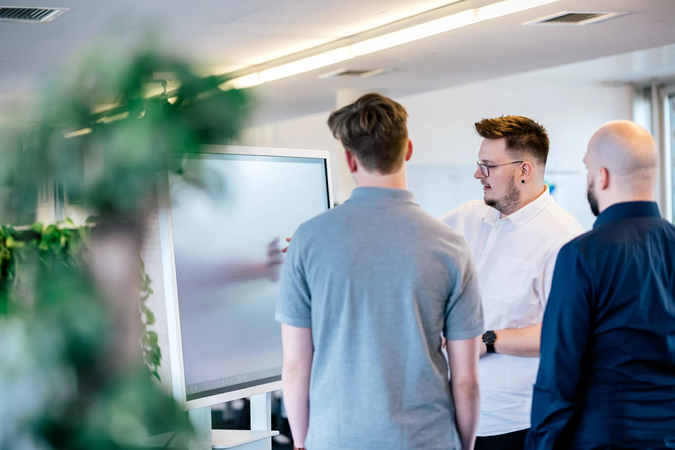 5-Gruende-fuer-ECONSOR Drei Personen im Beratungsgespräch