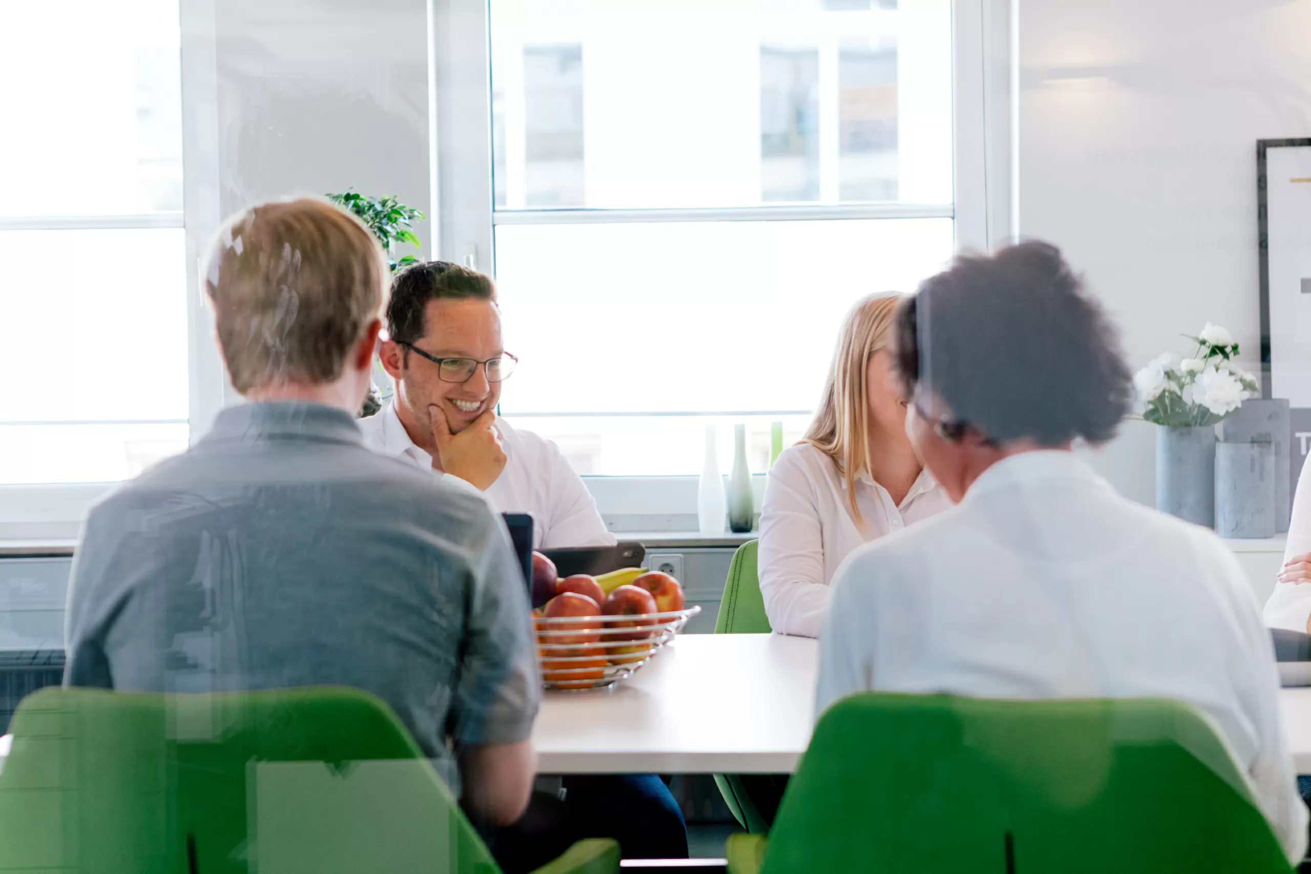 Beratung-für-Webdesign Personen in einem Webdesign-Beratungsgespräch