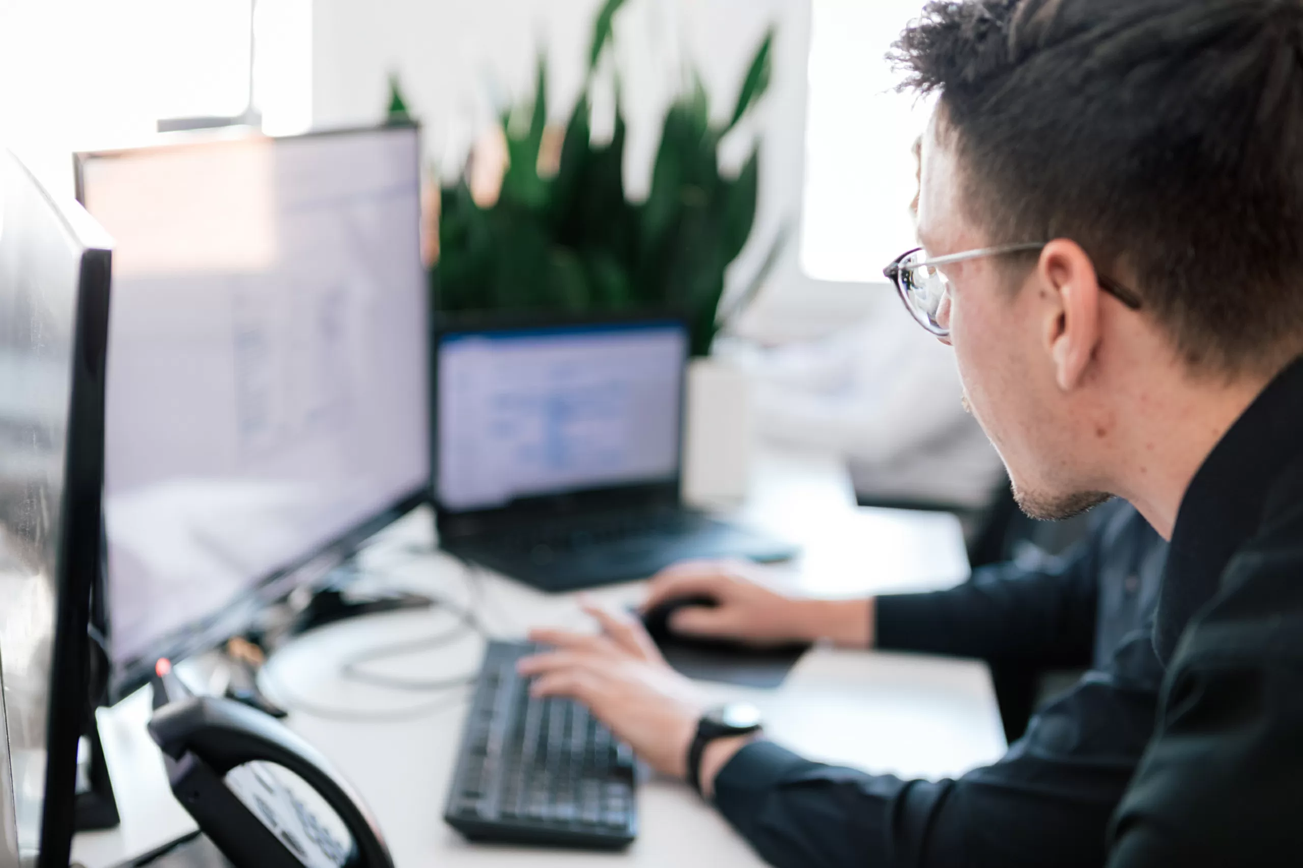 Entwicklung-einer-Informationsarchitektur Zwei Personen im Berteungsgespräch