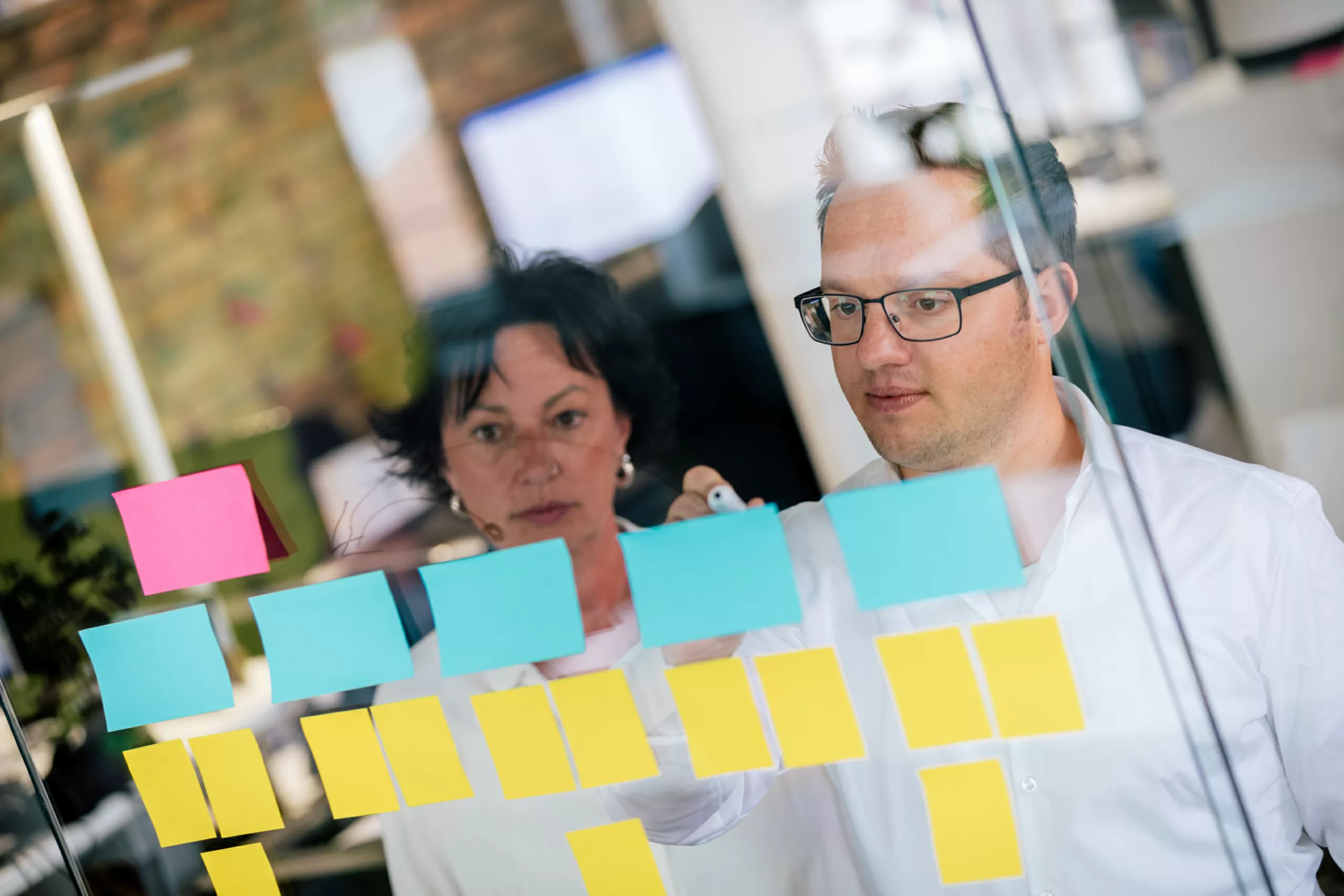 Projekt-Workshops Zwei Personen im Workshop