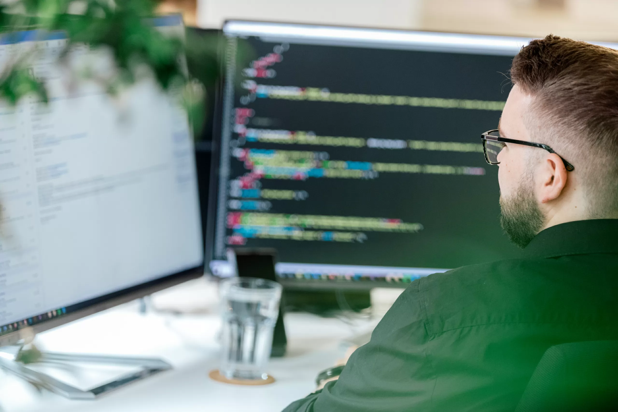 magento-erweiterungen Magento-Experten vor Computer mit Magento-Shop