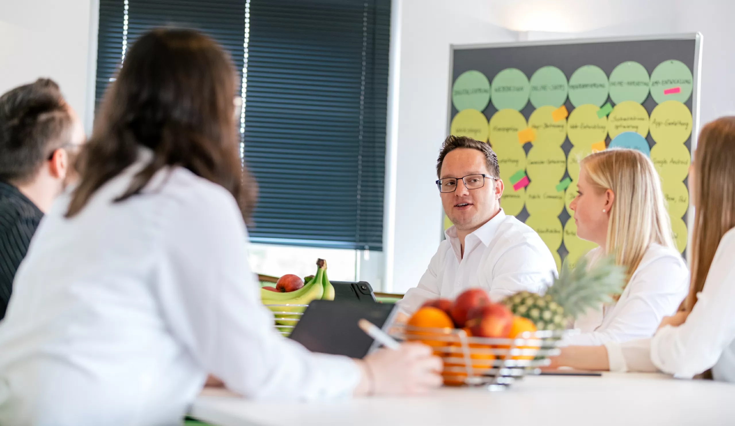 relaunch-beratungsgespraech Personen im Beratugsgespräch