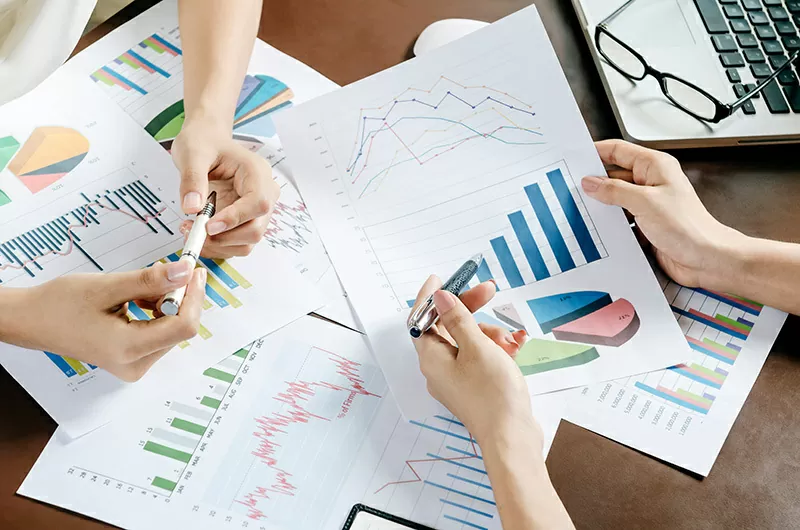 steigung-grafiken Personen besprechen die Grafiken