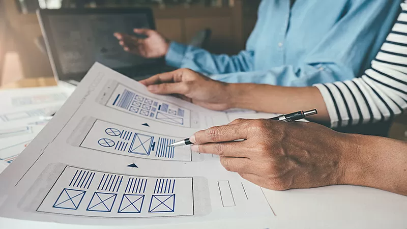 wireframe-webdesign-weiterentwicklung Personen planen das Wireframe-Design