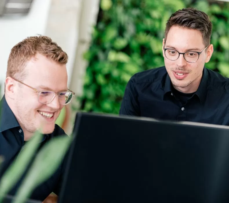 Mitarbeiter konzipieren gemeinsam an E-Commerce