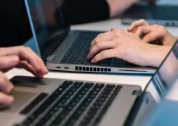 Arbeiten am Laptop in der Internetagentur Karlsruhe