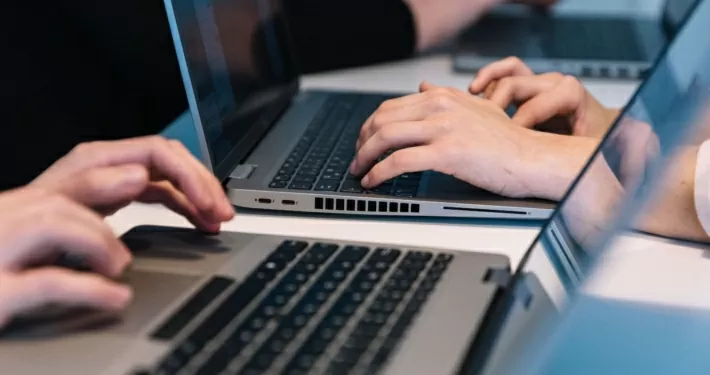 Arbeiten am Laptop in der Internetagentur Karlsruhe