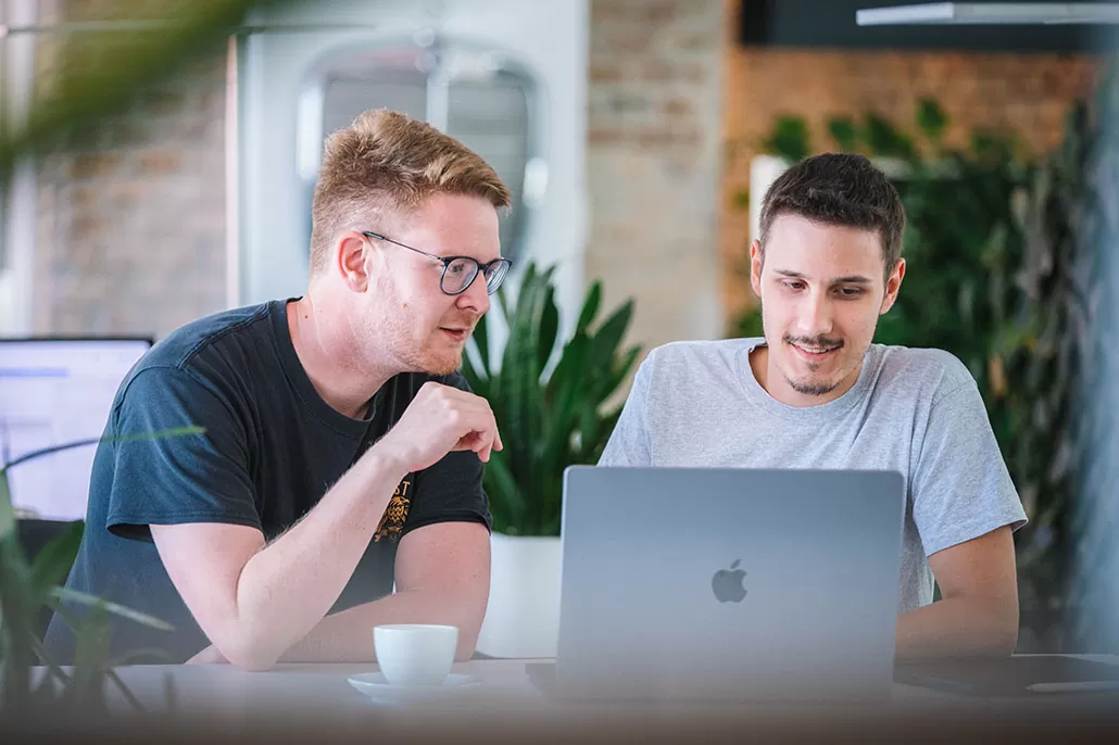 Gespräch zwischen Mitarbeiter Gespräch zwischen Mitarbeiter