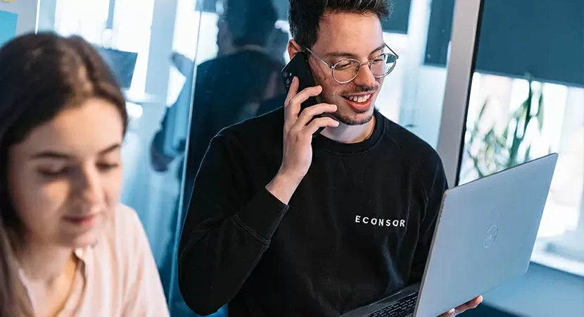 Mobiles Arbeiten in der Internetagentur Karlsruhe Mitarbeiter aus der Internetagentur Karlsruhe arbeiten mobil mit Laptops und Smartphones