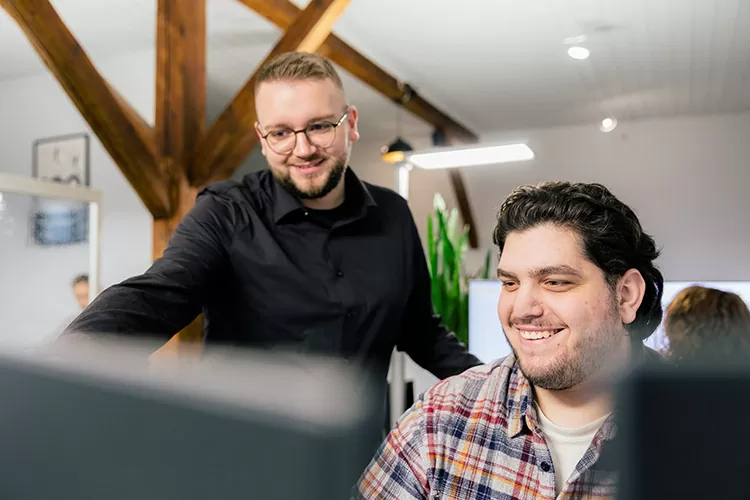 econsor-typo3-agentur-heidelberg-mitarbeiter-gespraech