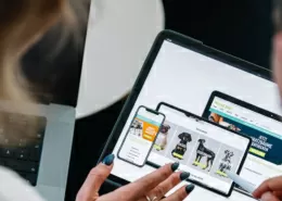 Zwei Personen schauen sich gemeinsam etwas auf dem Tablet an