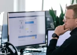 Bild von einem Magento-Experten bei der Arbeit