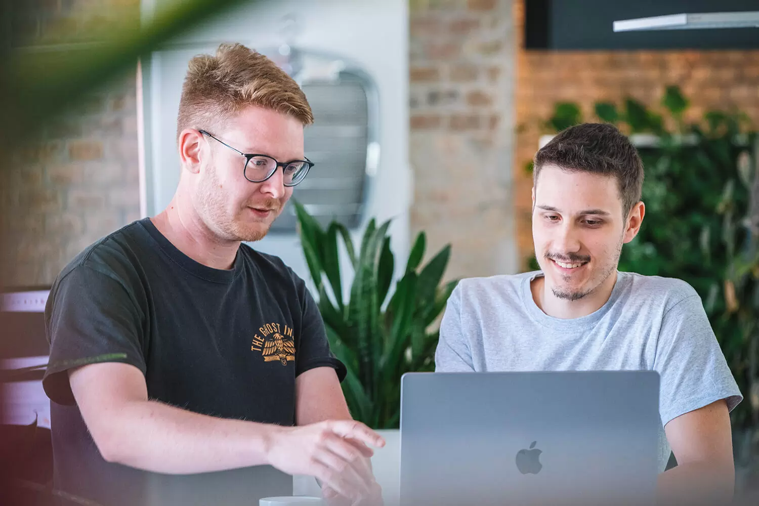 ECONSOR — Ihre TYPO3-Agentur Zwei TYPO3-Experten reden über ein Kundenprojekt und beraten.