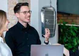 SEO & SEA-Experten im Austausch, wie Synergien mit beiden erreicht werden können