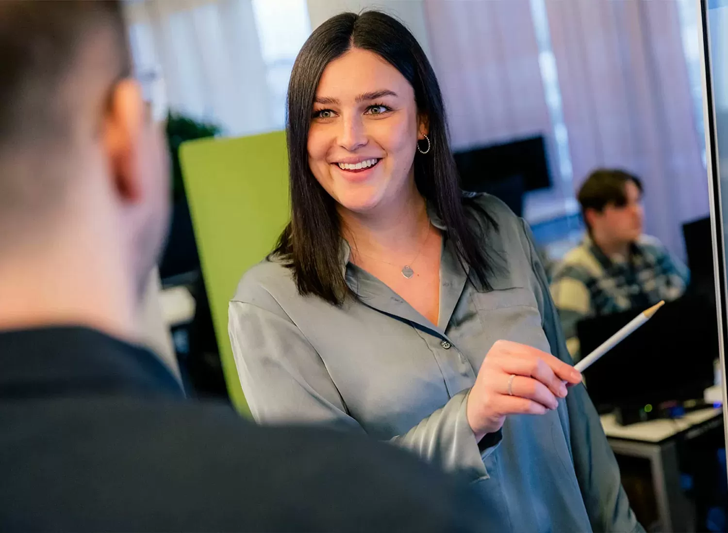 Analyse der Barrierefreiheit Zwei Mitarbeiter analysieren die Barrierefreiheit einer Webseite