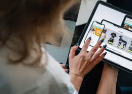 Zwei Mitarbeiter betrachten ein Webdesign auf einem Tablet. Erfahren Sie, wie Design und Technologie zusammenkommen, um beeindruckende Benutzererfahrungen zu schaffen.