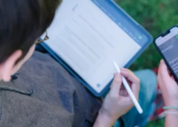 Mitarbeiter und Mitarbeiterin mit Tablet und Smartphone