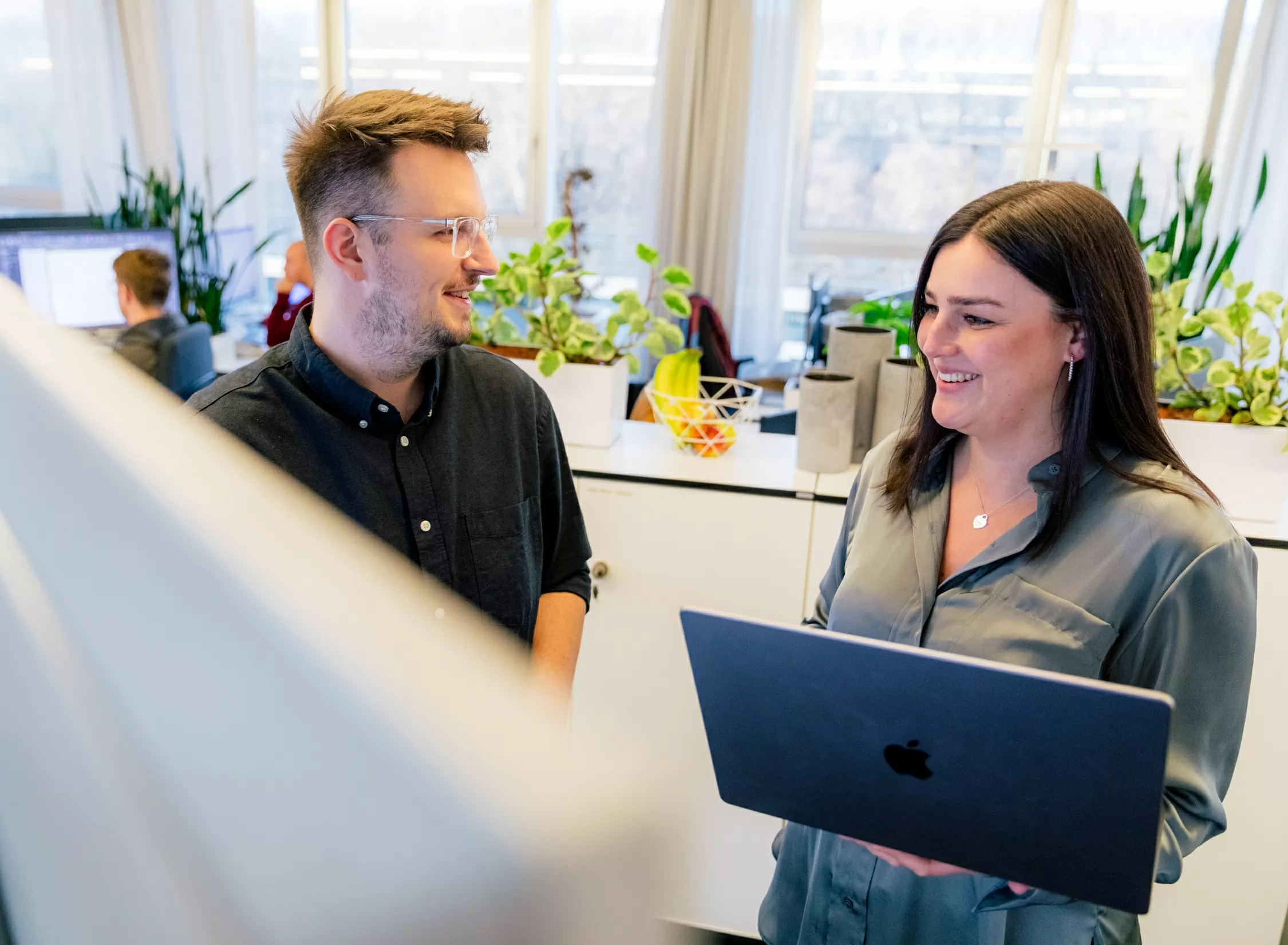 User-Reasearch-Agentur Mitarbeiterinnen und Mitarbeiter stehen nebeneinander und besprechen sich untereinander