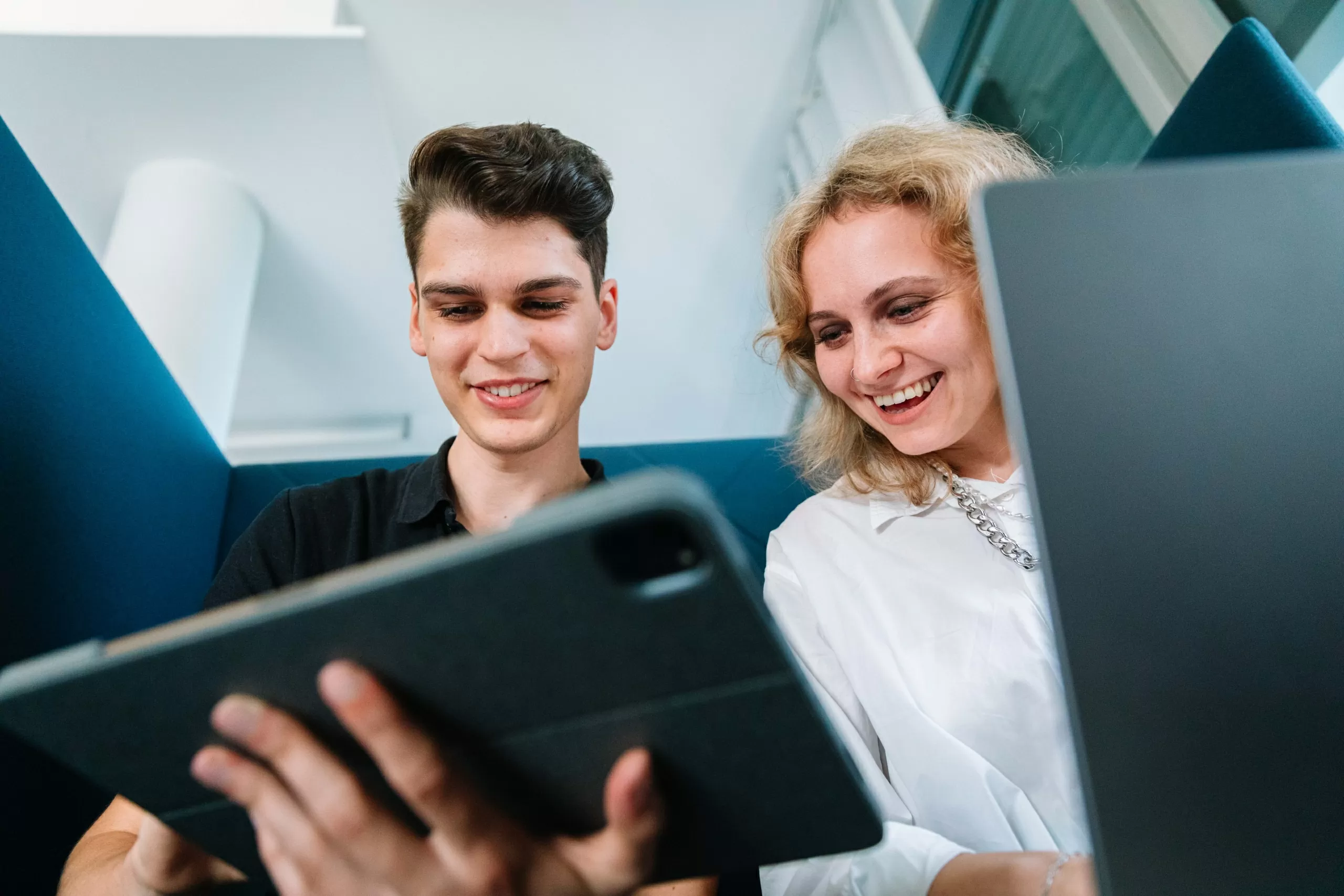 User-Journey Zwei Mitarbeiter betrachten ein Webdesign auf einem Tablet.