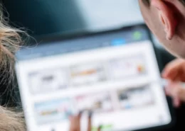 Zwei Mitarbeiter/innen am Tablet