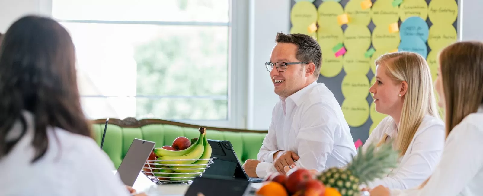 Personen sitzen in einem Konferenzraum und besprechen ein weiteres Vorgehen.