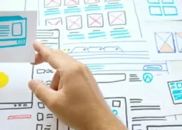 Olanung einer Webseite mit Wireframes.