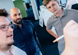 Mitarbeiter beraten sich zu Relaunch-Projekt.