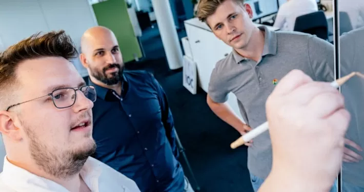 Mitarbeiter beraten sich zu Relaunch-Projekt.