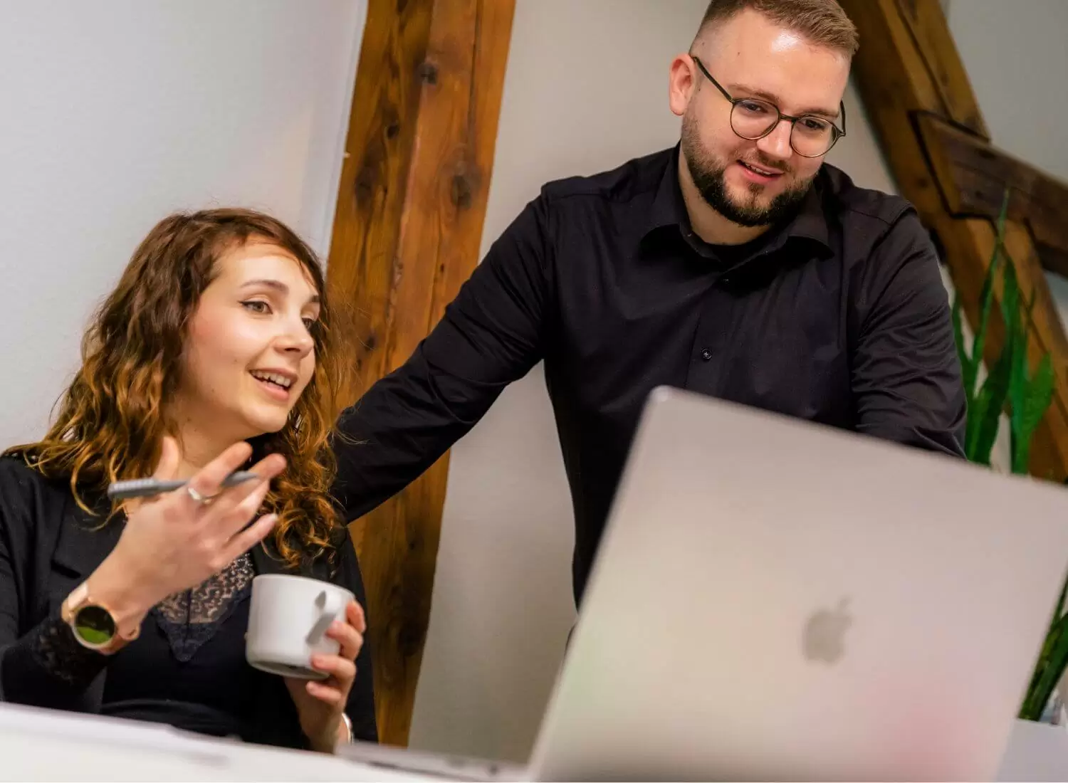 Shopware-Beratung in Mannheim Junge Frau und Mann schauen auf einen Laptop