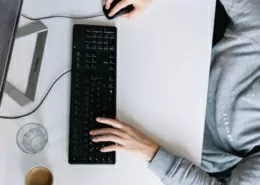 Mitarbeiter sitzt am PC und programmiert.