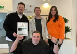 Unsere Experten präsentieren stolz den Pokal und das Zertifikat des deutschen Agenturpreises für das Projekt Primo Medico.